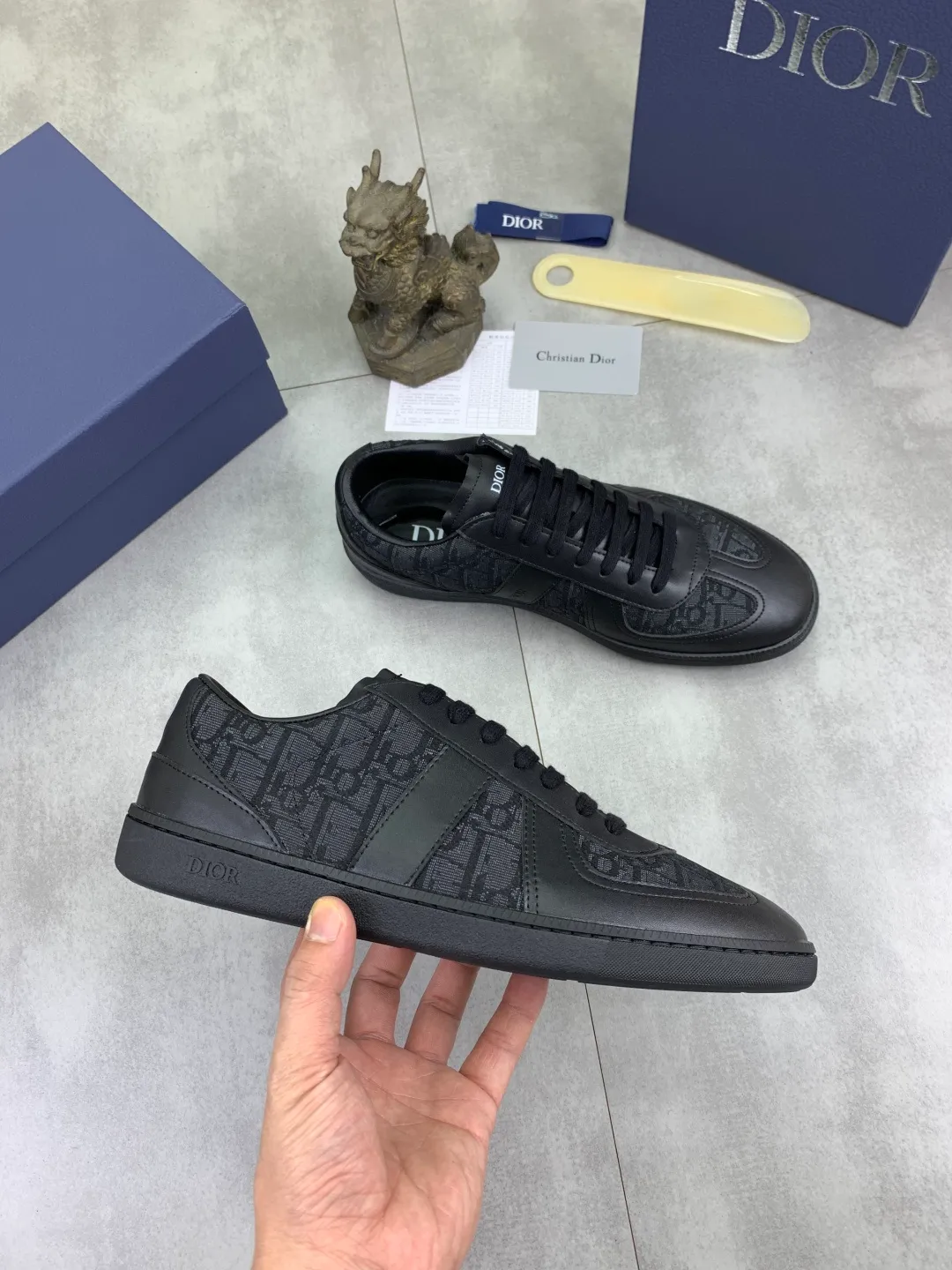 Men's shoes 💰P360 New Dior B01 moral training shoes, white first-layer cowhide, original molded outsole. New to the fall collection, this sneaker marks the return of a Dior classic, reinterpreted in a stylish and elegant silhouette. Crafted from white smooth first-grain cowhide with a tonal silk sheepskin lining, it features the Dior logo on the tongue and inner sides, and a CD icon on the heel. Paired with Tpu anti-slip soles of the same color, it can be matched with various styles to create a sophisticated look.  Code number: 38-44